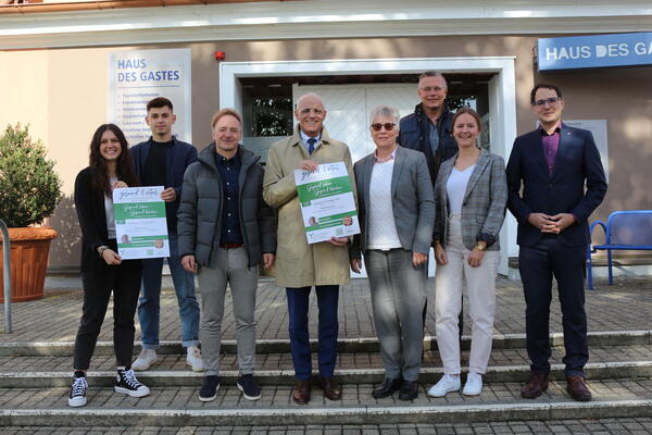 v.l.
Selina Patzak, Kur- und Bäder GmbH Bad Dürrheim
Marvin Hack, Kur- und Bäder GmbH Bad Dürrheim
Markus Spettel, Geschäftsleiter Kur- und Bäder GmbH Bad Dürrheim
Fritz Link, 1. Vorsitzender Gesundheitsnetzwerk Schwarzwald-Baar
Dr. Andrea Fetzner, Fachärztin für Psychosomatische Medizin und Psychotherapie an der Klinik am Doniswald
Joachim Limberger, Leiter der Arbeitsgruppe Forum gesund & vital
Meike Kreysing, Geschäftsstelle Gesundheitsnetzwerk Schwarzwald-Baar 
Dr. Hatem Saleh, Leiter Gesundheitsamt Schwarzwald-Baar-Kreis
