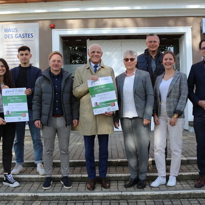 v.l.
Selina Patzak, Kur- und Bäder GmbH Bad Dürrheim
Marvin Hack, Kur- und Bäder GmbH Bad Dürrheim
Markus Spettel, Geschäftsleiter Kur- und Bäder GmbH Bad Dürrheim
Fritz Link, 1. Vorsitzender Gesundheitsnetzwerk Schwarzwald-Baar
Dr. Andrea Fetzner, Fachärztin für Psychosomatische Medizin und Psychotherapie an der Klinik am Doniswald
Joachim Limberger, Leiter der Arbeitsgruppe Forum gesund & vital
Meike Kreysing, Geschäftsstelle Gesundheitsnetzwerk Schwarzwald-Baar 
Dr. Hatem Saleh, Leiter Gesundheitsamt Schwarzwald-Baar-Kreis
