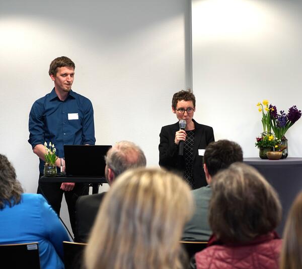 Dr. Stephanie Bethmann und Dominik Menton-Enderlin von der Forstlichen Versucht- und Forschungsanstalt bei der "Waldsprechstunde" auf dem 13. Gesundheitskongress