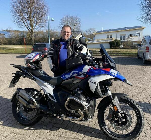 Claudia Zetzsche-Brunkel, Physiotherapie und Rehabilitation und Dieter Buck, der als Schlaganfall-Betroffener mit seiner anstrengenden Therapiearbeit fast sein gesamtes früheres Leben zurückbekommen hat und wieder mit seinem Motorrad unterwegs ist.