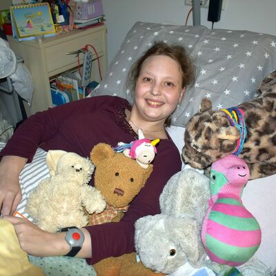 Mit 28 Jahren als Gast für ein paar Wochen im Hospiz Via Luce - eine junge Frau, die inmitten ihrer Kuscheltiere eine für sie gute Zeit genießen konnte.