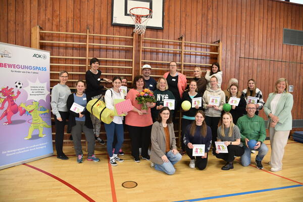 15 frisch Zertifizierte Bewegungspass-Fachkr&auml;fte freuen sich gemeinsam mit den Projektkoordinatorinnen der drei Landkreise, Sylvia Broschk, Anabel Dobaj und Regina Lechmann sowie Dirk Scherer von der AOK Schwarzwald-Baar-Heuberg, wie auch Simone Jauch.