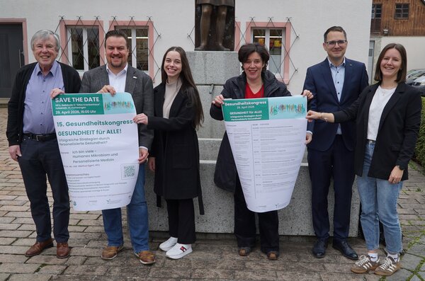 Am 29. April findet an der HFU der 15. Gesundheitskongress statt. Die bew&auml;hrten Veranstaltungspartner pr&auml;sentierten gestern im Rathaus Furtwangen das diesj&auml;hrige Programm: Prof. Dr. Heinz Sauerburger vom Verein PRO HFU, B&uuml;rgermeister Florian Merz, Praktikantin und Studentin Pia Vollmer, Prof. Dr. Kirsten Steinhausen, Dr. Hatem Saleh, Leiter des Gesundheitsamtes Schwarzwald-Baar und Meike Kreysing vom Gesundheitsnetzwerk Schwarzwald-Baar.