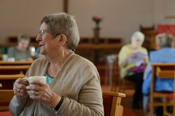 Dame mit Tasse