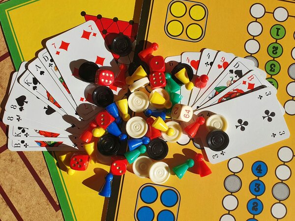 Kartenspiel und Kn&ouml;pfe auf dem Tisch