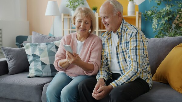 Paar schaut auf Smartphone